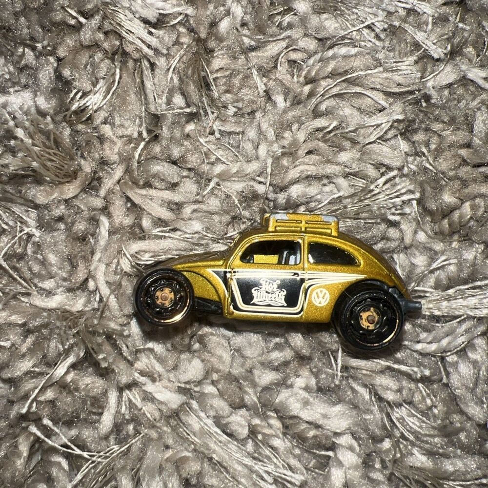 LOOSE 2023 HOT WHEELS GOLD CUSTOM VOLKSWAGEN BEETLE EXCLUSIVE from multipack